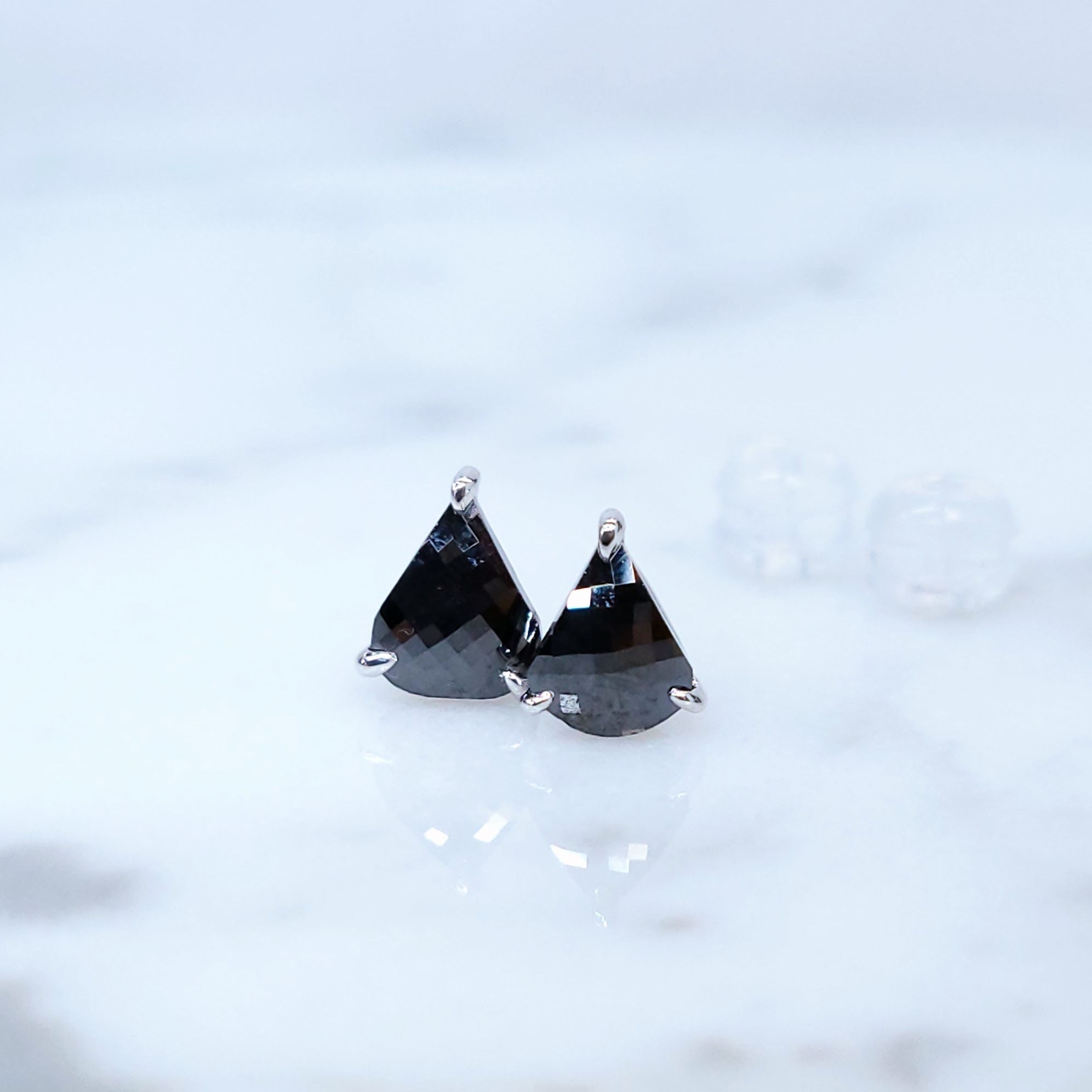 全新18K白金【主石91份梨形黑鑽】耳環