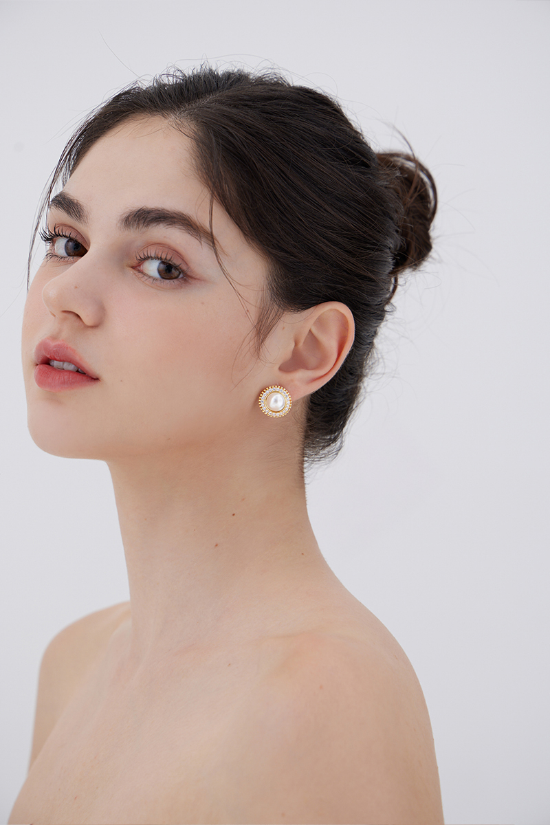 經典優雅圓環。銀針耳環