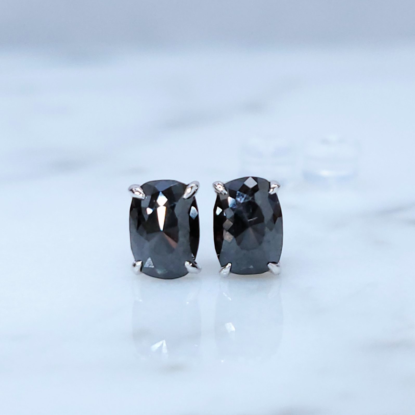 全新18K白金【主石1卡22份蛋形黑鑽】耳環