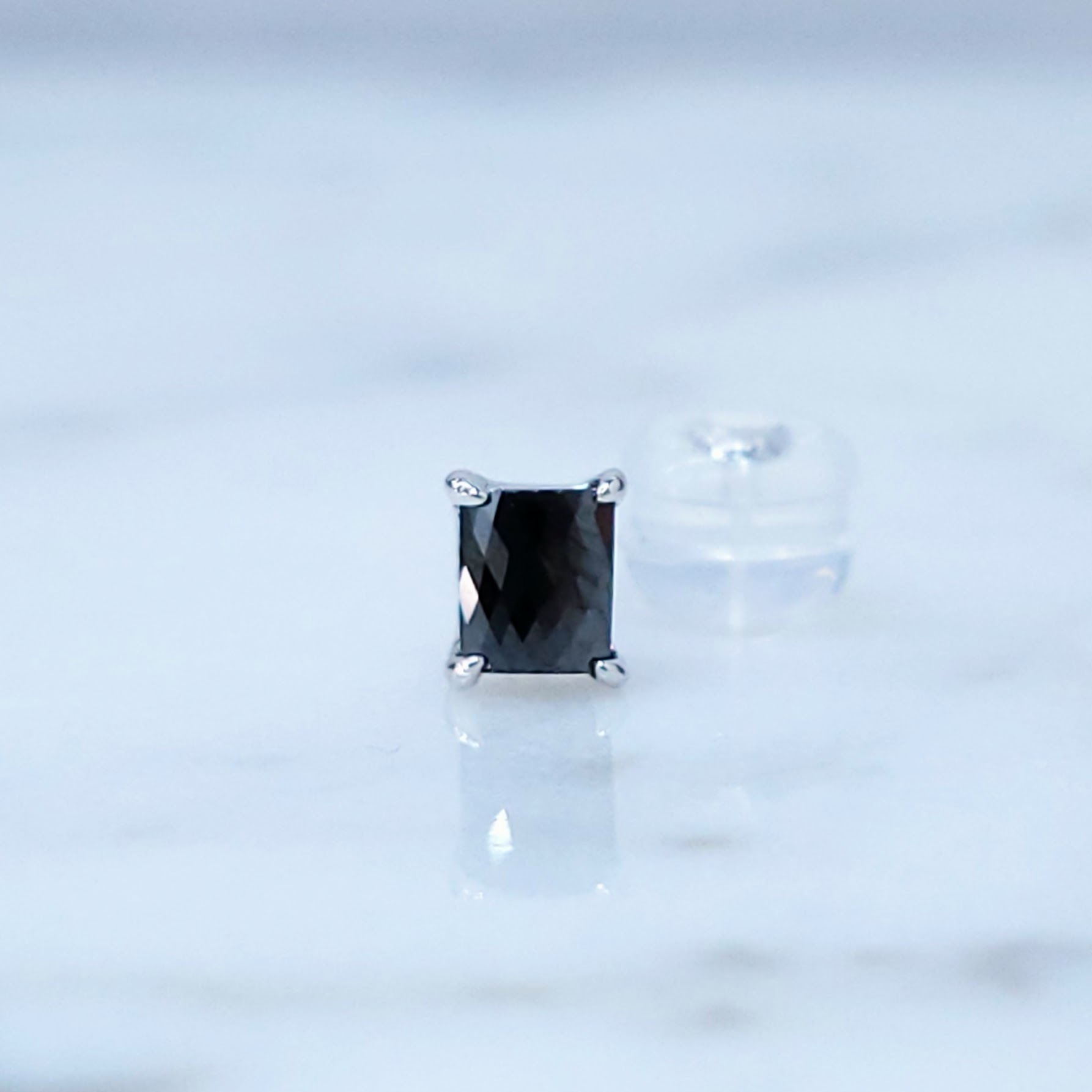 全新18K白金【主石27份方形黑鑽】單耳環