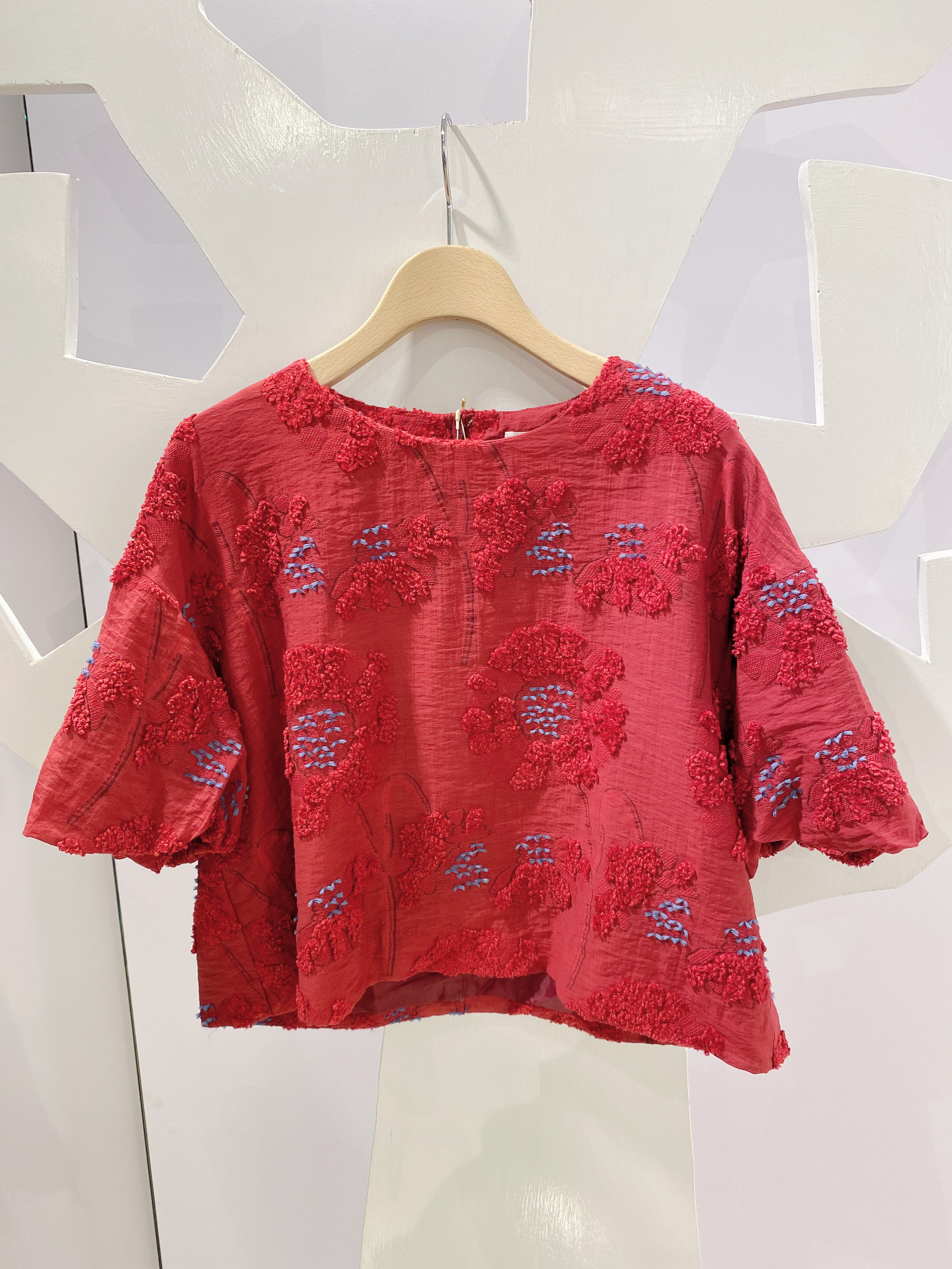 紅色藍花刺繡短版衣