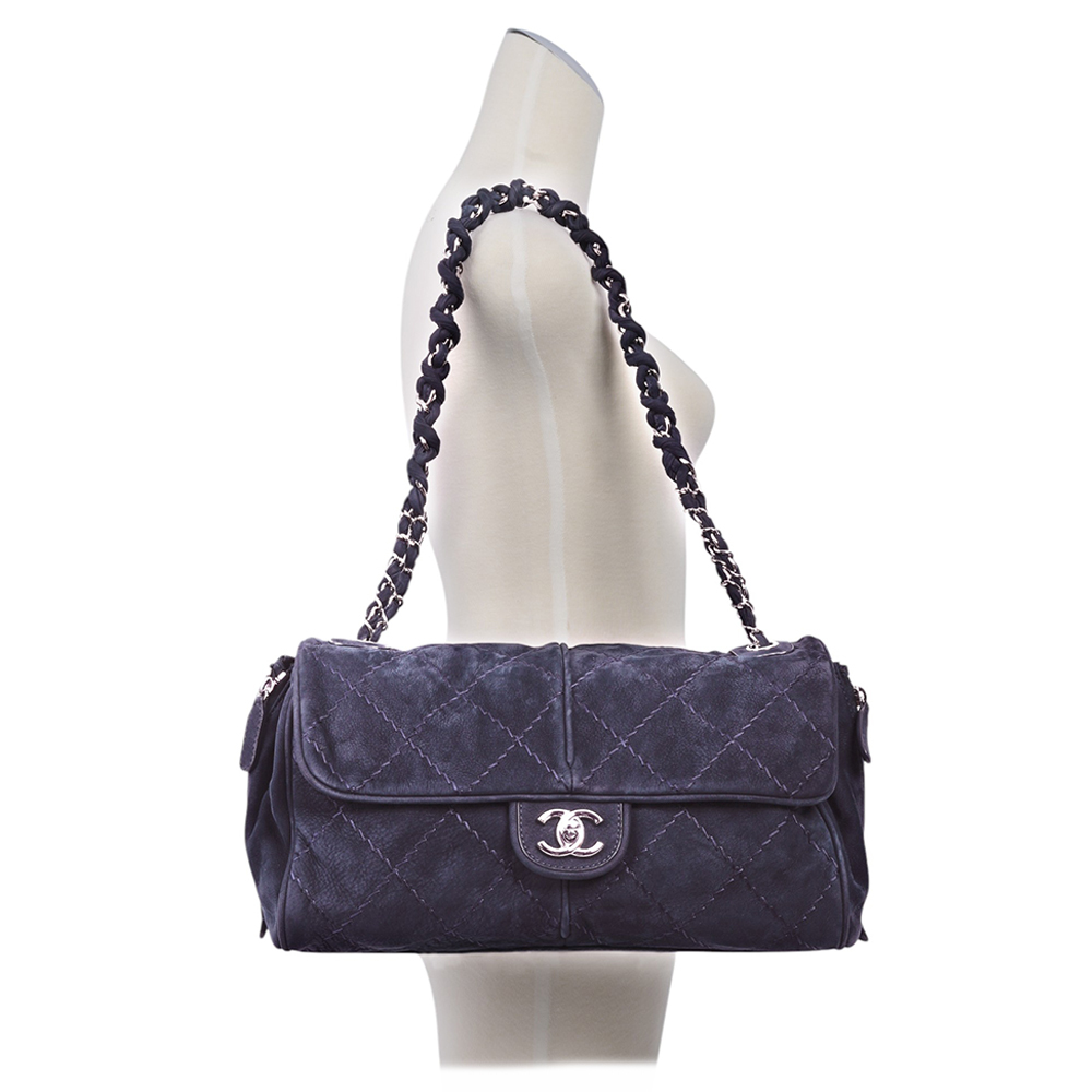 【CHANEL】銀色CC Logo 縫線設計麂皮肩背包(藍紫色)CH11000536