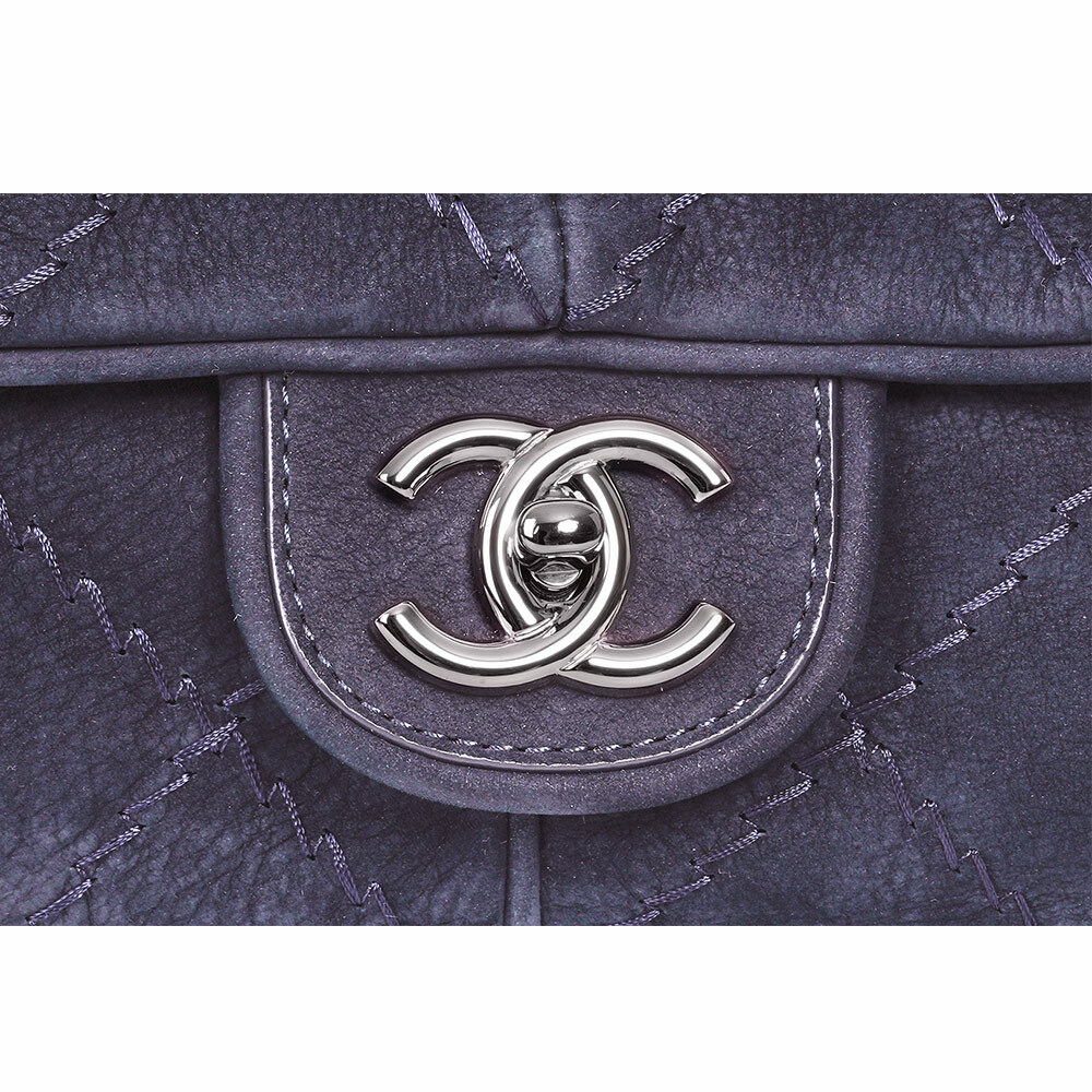 【CHANEL】銀色CC Logo 縫線設計麂皮肩背包(藍紫色)CH11000536