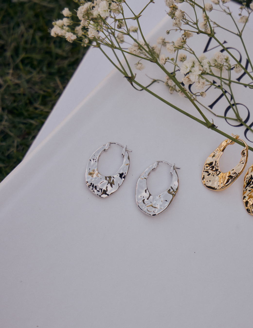 半月不規則簍空耳環（銀色）