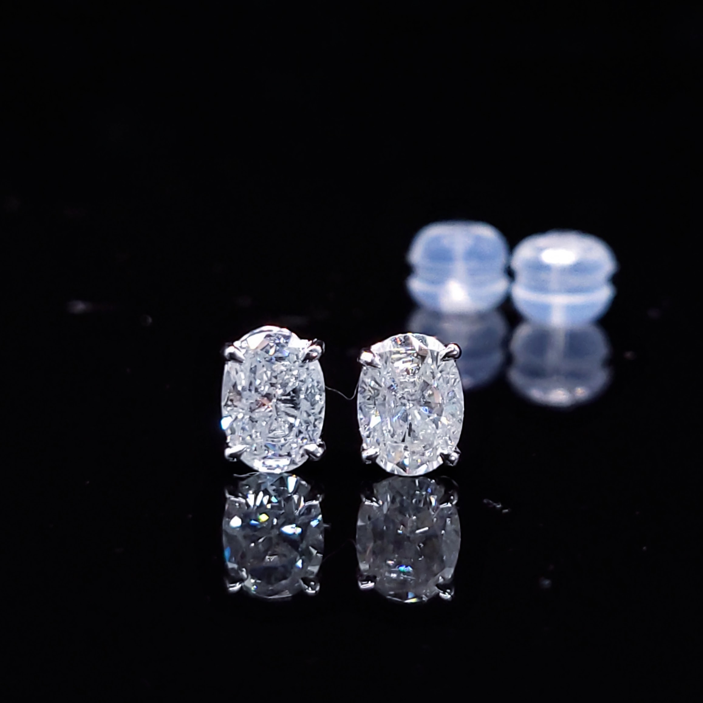 全新18K白金【主石60份蛋形鑽石】耳環