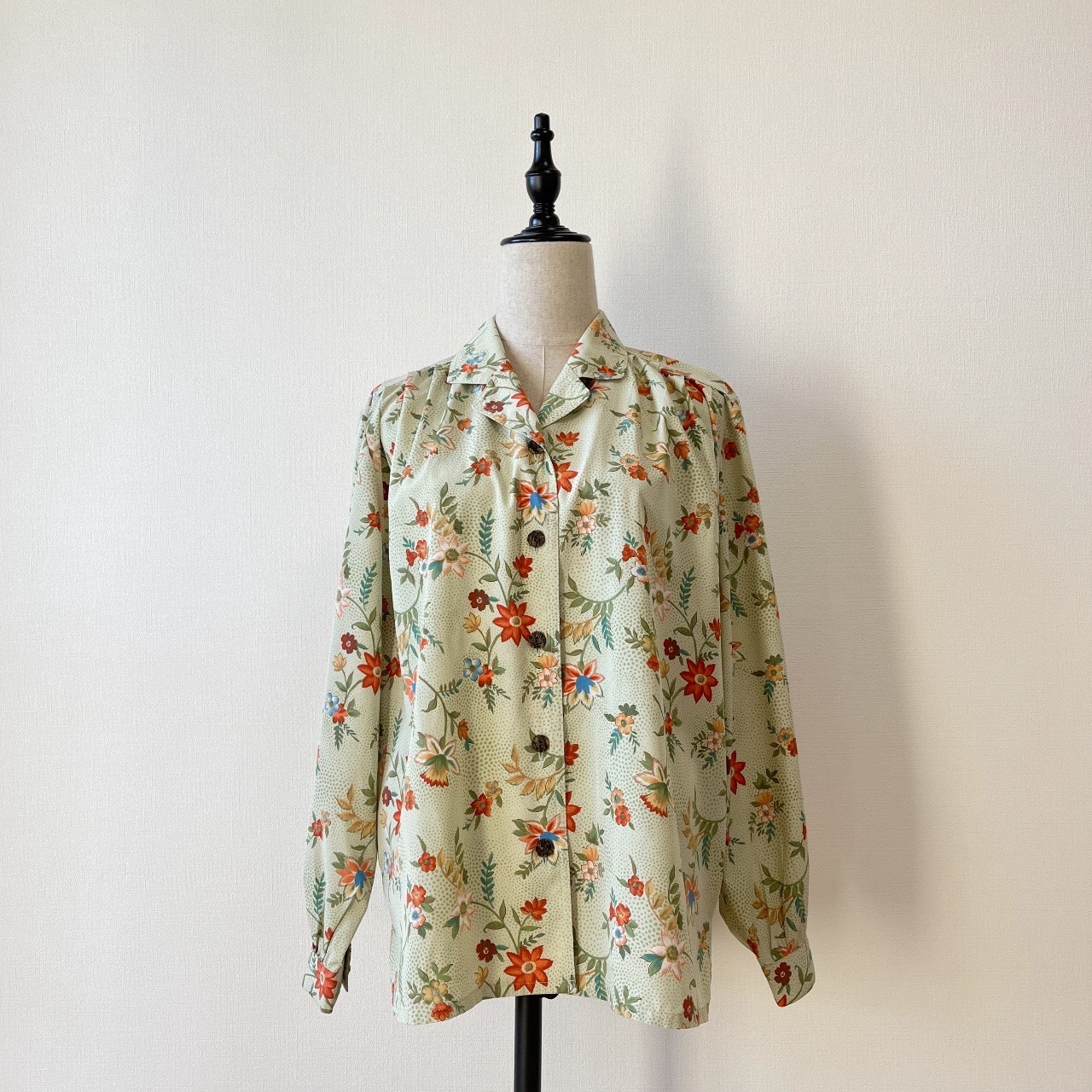 淡綠色清雅大花古著上衣