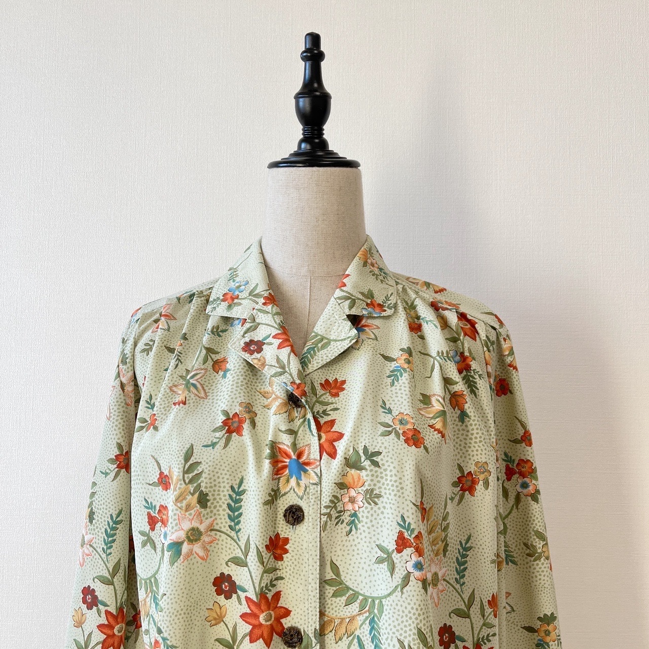 淡綠色清雅大花古著上衣