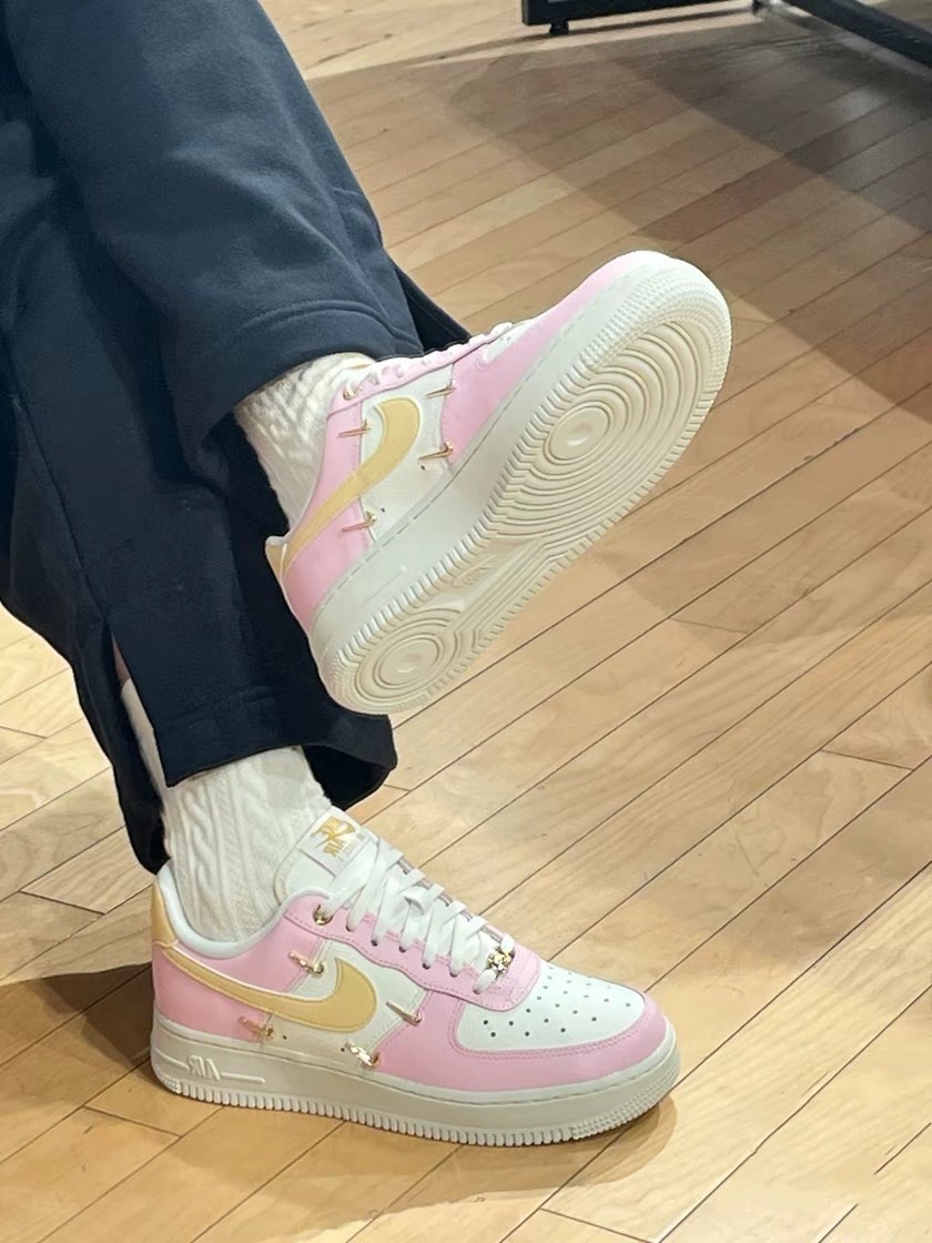 NIKE AIR FORCE 1 07 LX PINK FOAM 粉紅 金鉤 泫雅 四勾 女 休閒鞋 IB2574-600