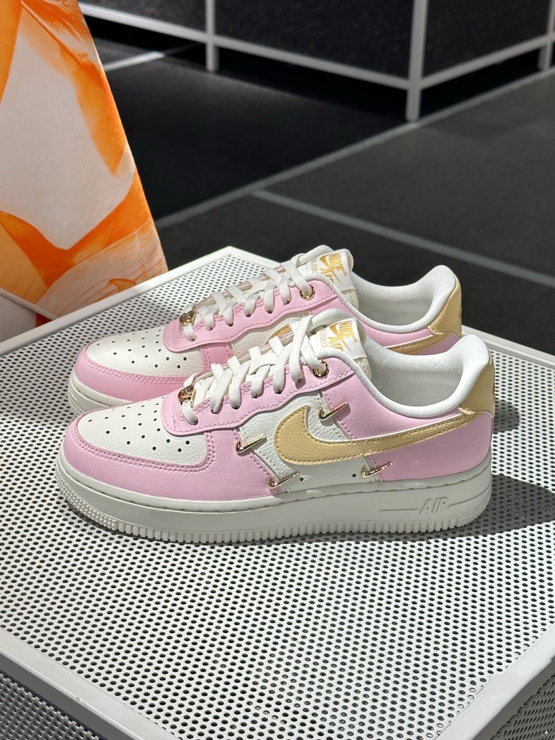 NIKE AIR FORCE 1 07 LX PINK FOAM 粉紅 金鉤 泫雅 四勾 女 休閒鞋 IB2574-600