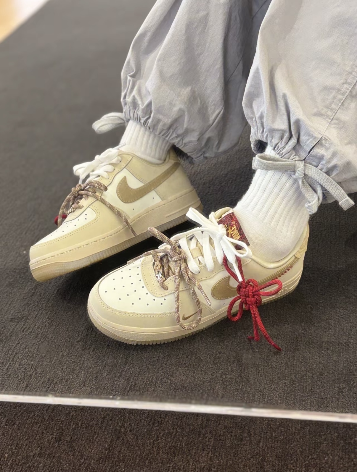 Nike Air Force 1 Low CNY 淺奶茶色 小勾 外縫線 蛇鱗 中國結 蛇年限定 女款 HV5990-172/預購