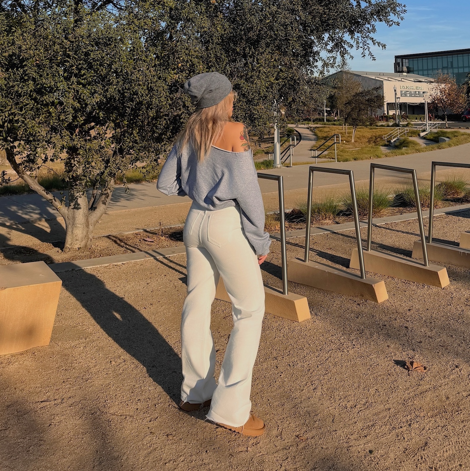 高腰直筒白色牛仔褲