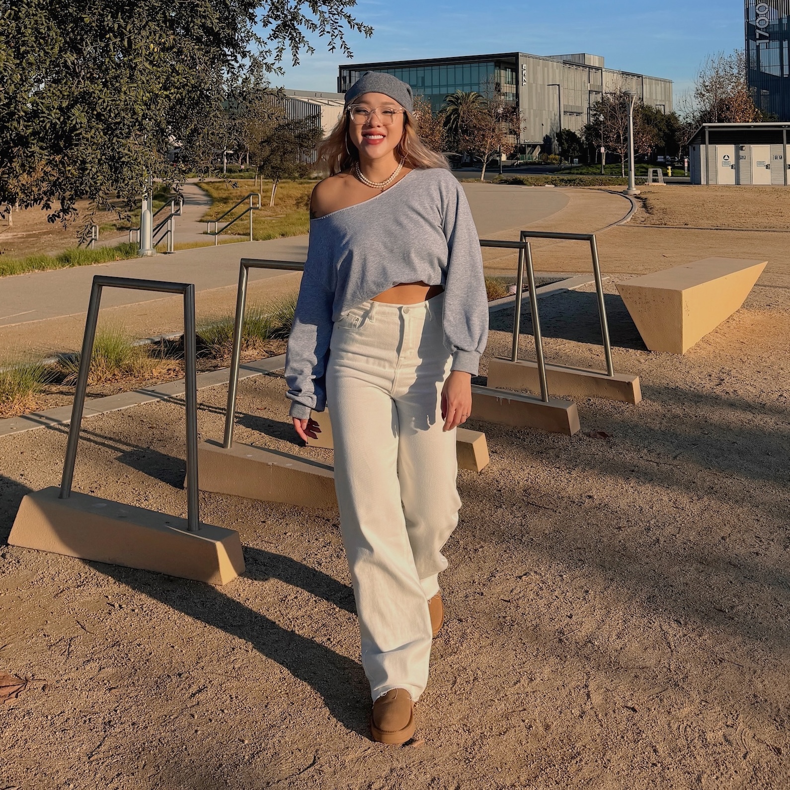 高腰直筒白色牛仔褲