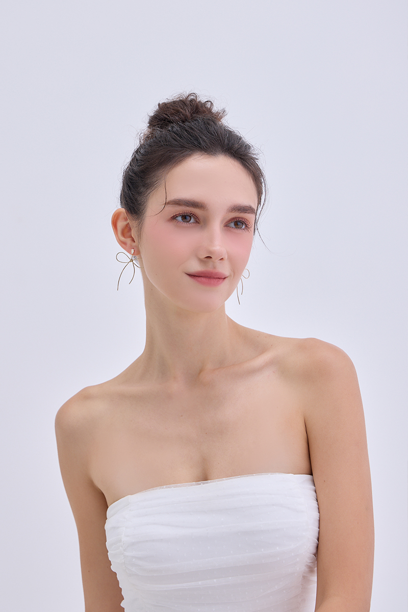 線條蝴蝶結。針式耳環