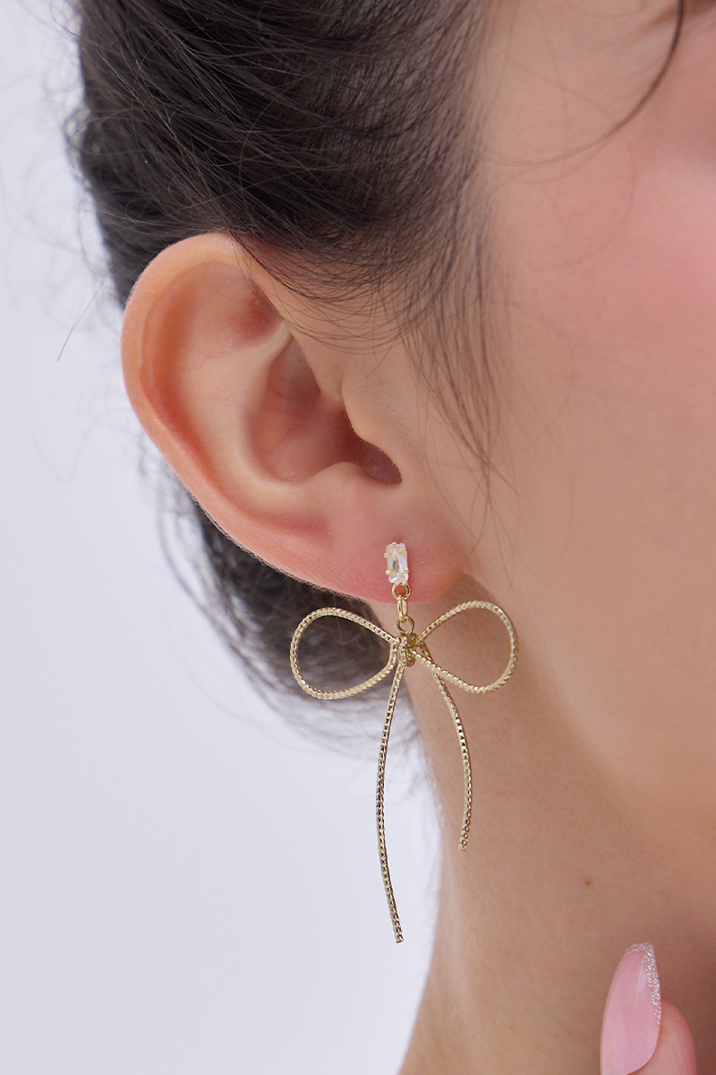 線條蝴蝶結。夾式耳環