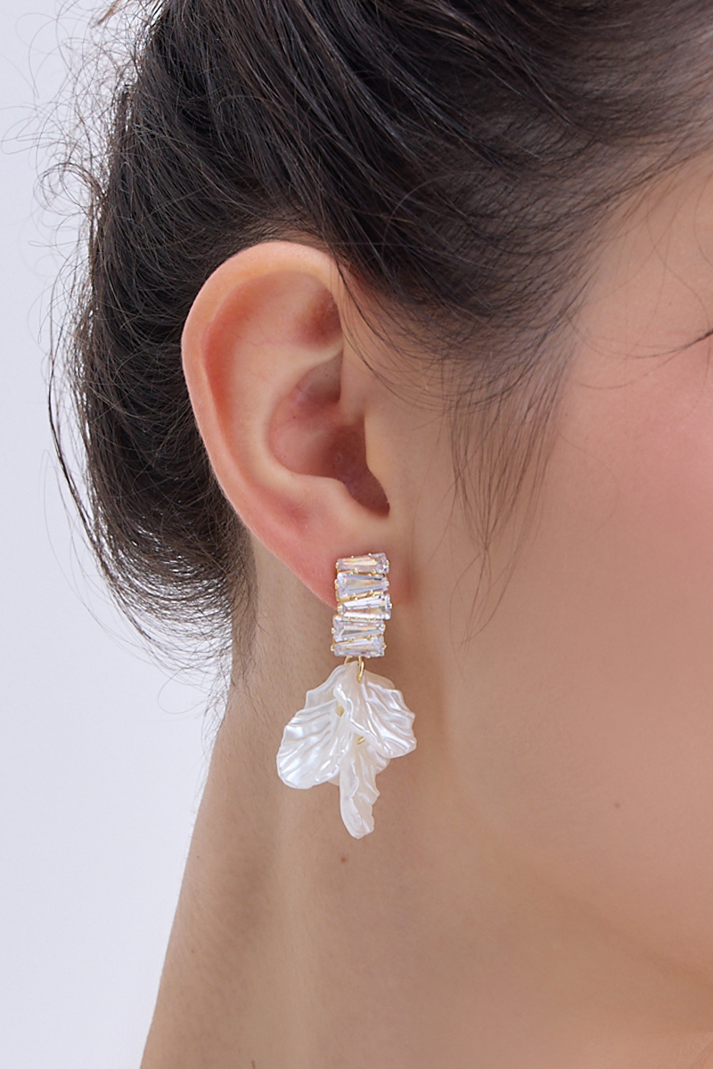 貝殼花朵。夾式耳環