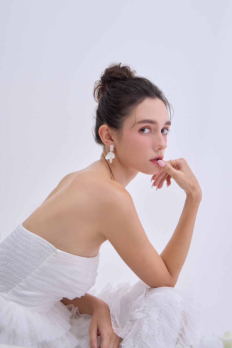 貝殼花朵。夾式耳環