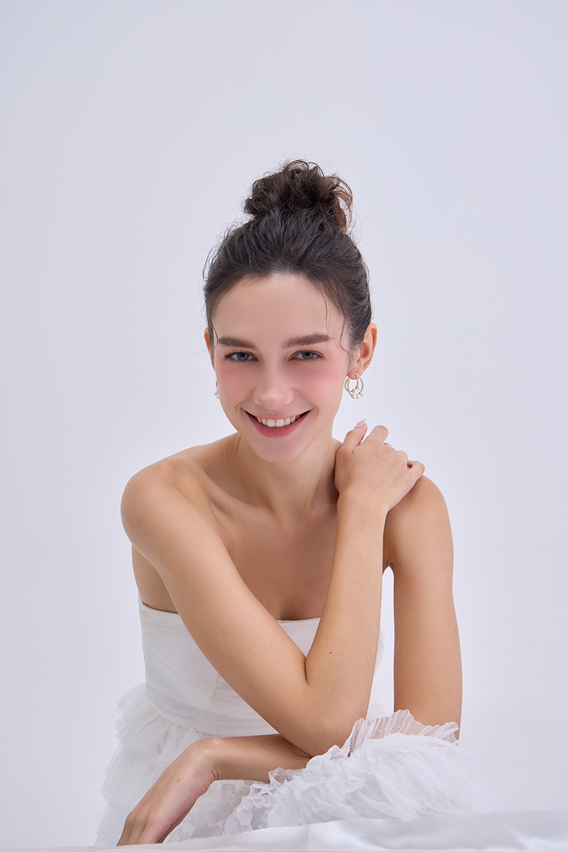 水滴線形鋯石。針式耳環