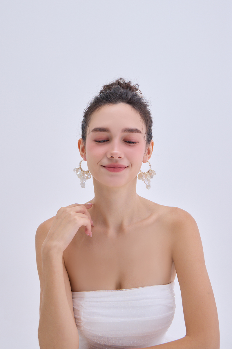 C形環圈珍珠花瓣。銀針耳環