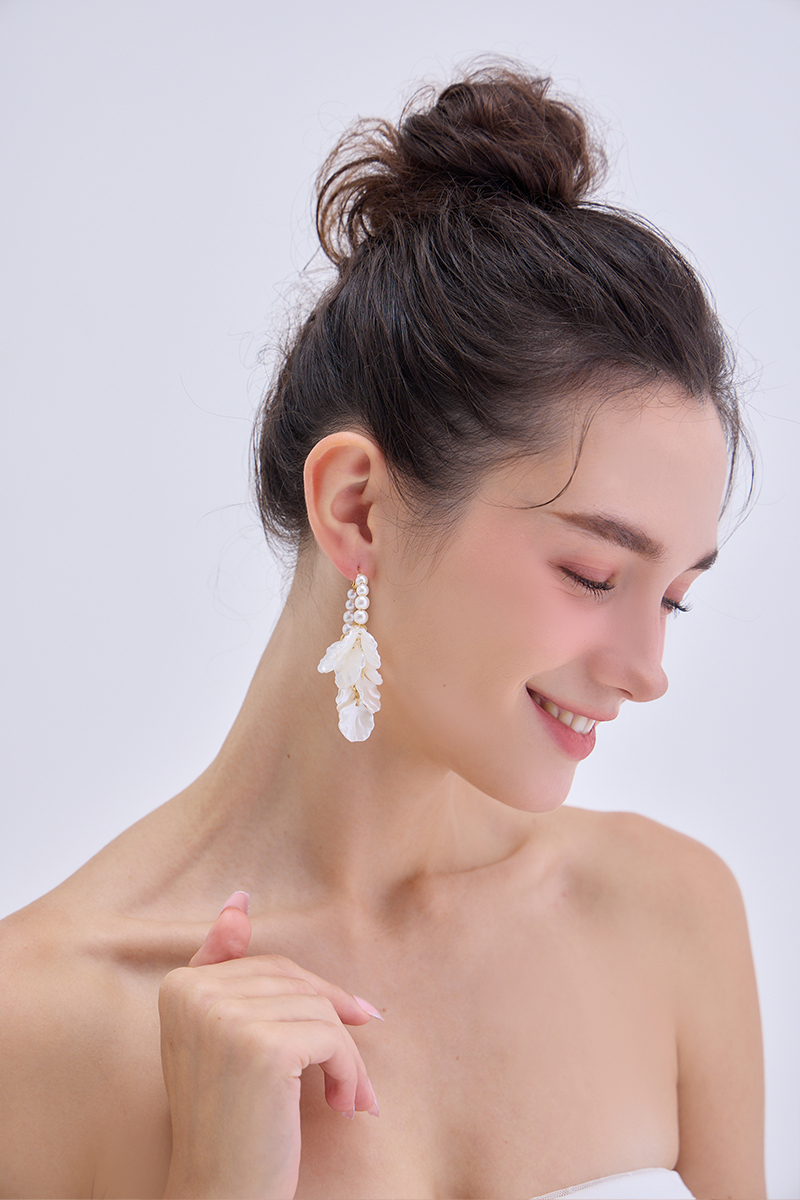 C形環圈珍珠花瓣。銀針耳環