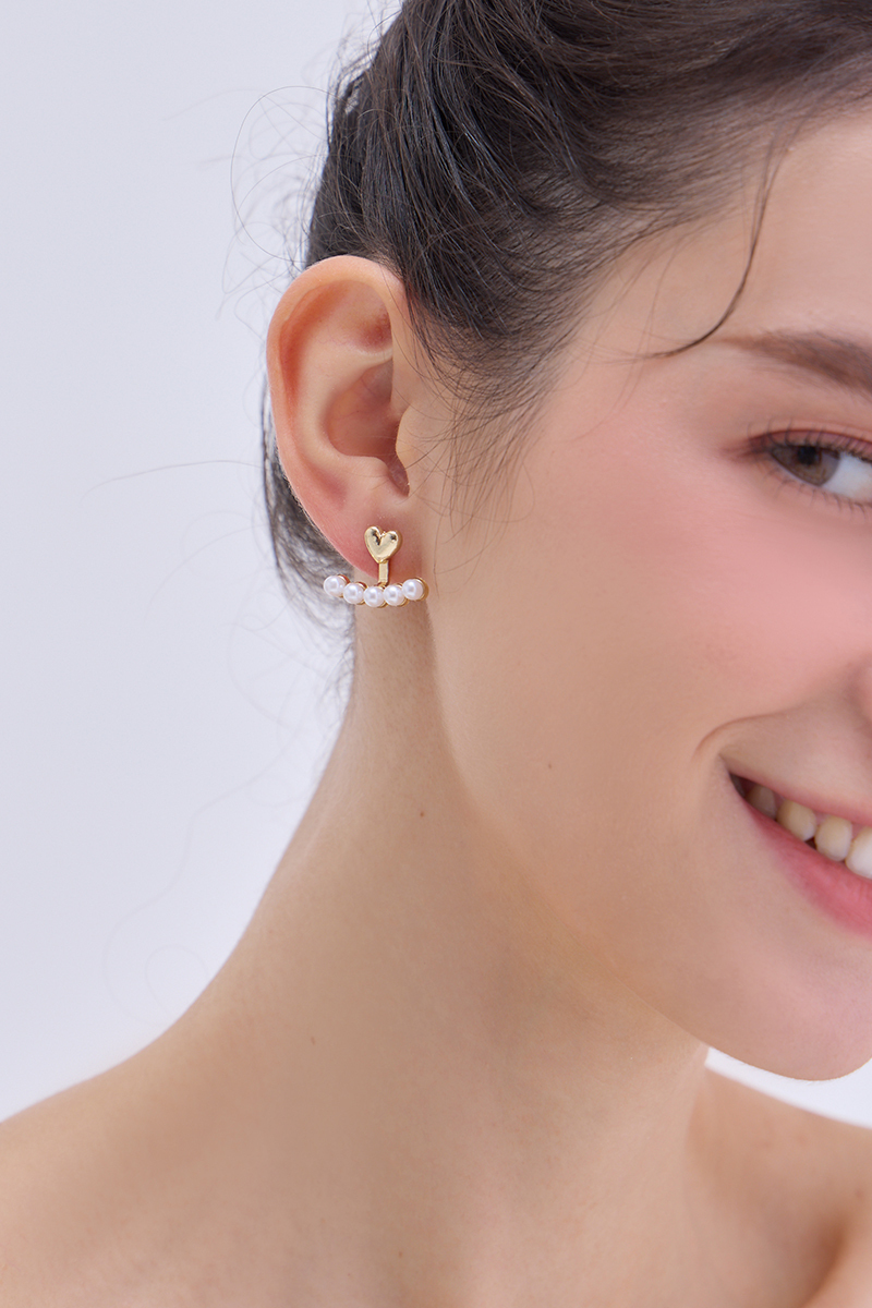 愛心排列珍珠。銀針耳環