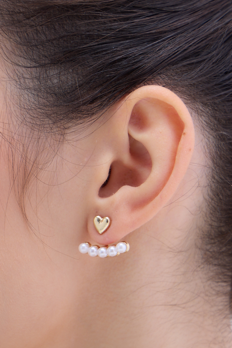 愛心排列珍珠。銀針耳環