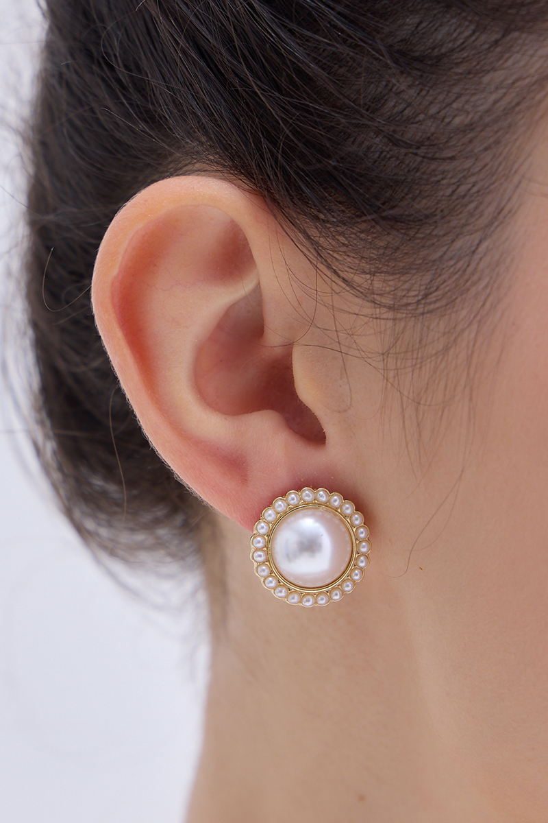 圓形珍珠。針式耳環