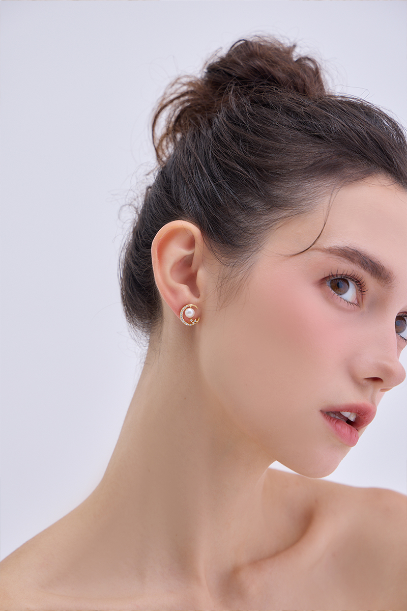 法式月亮珍珠。針式耳環