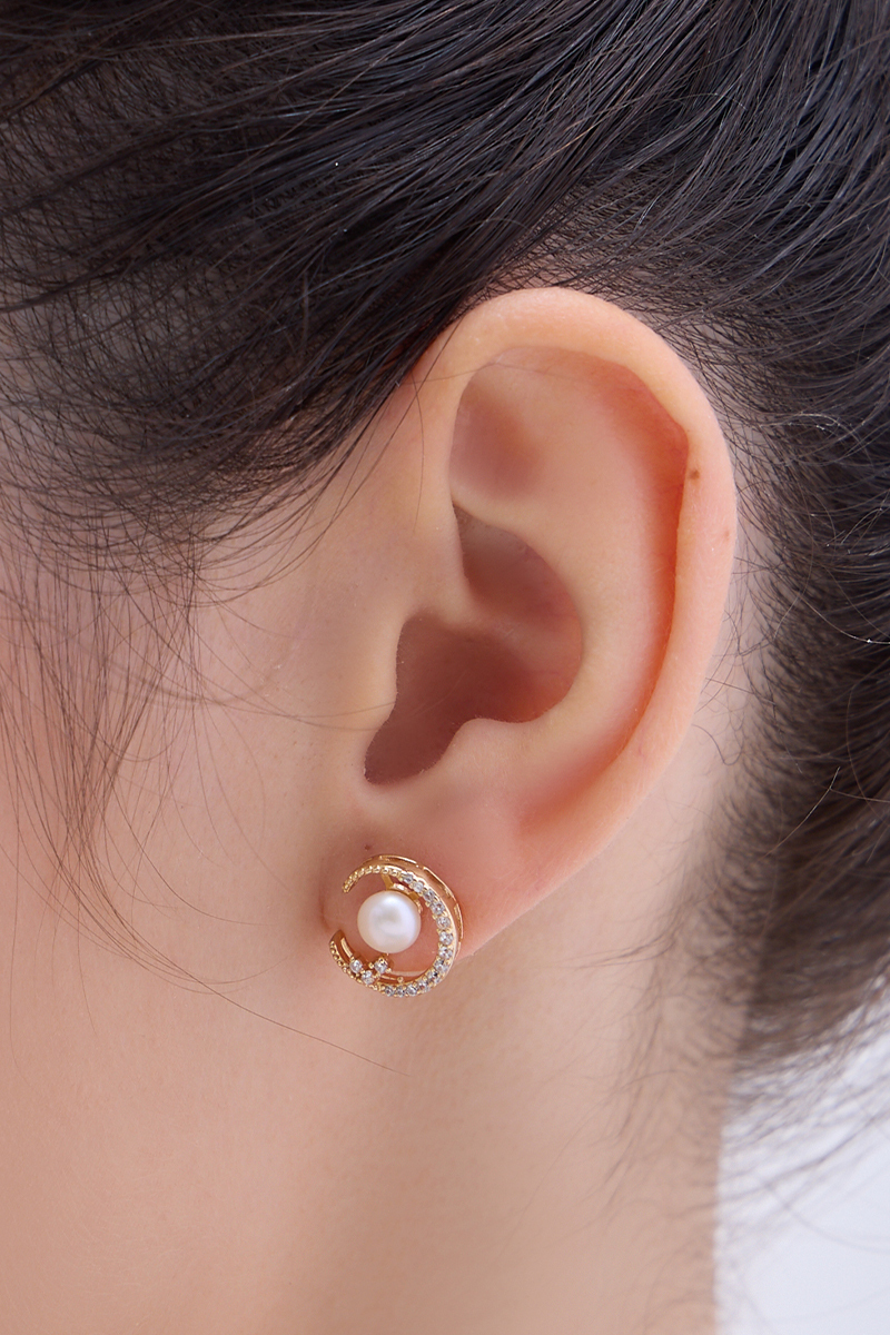 法式月亮珍珠。針式耳環