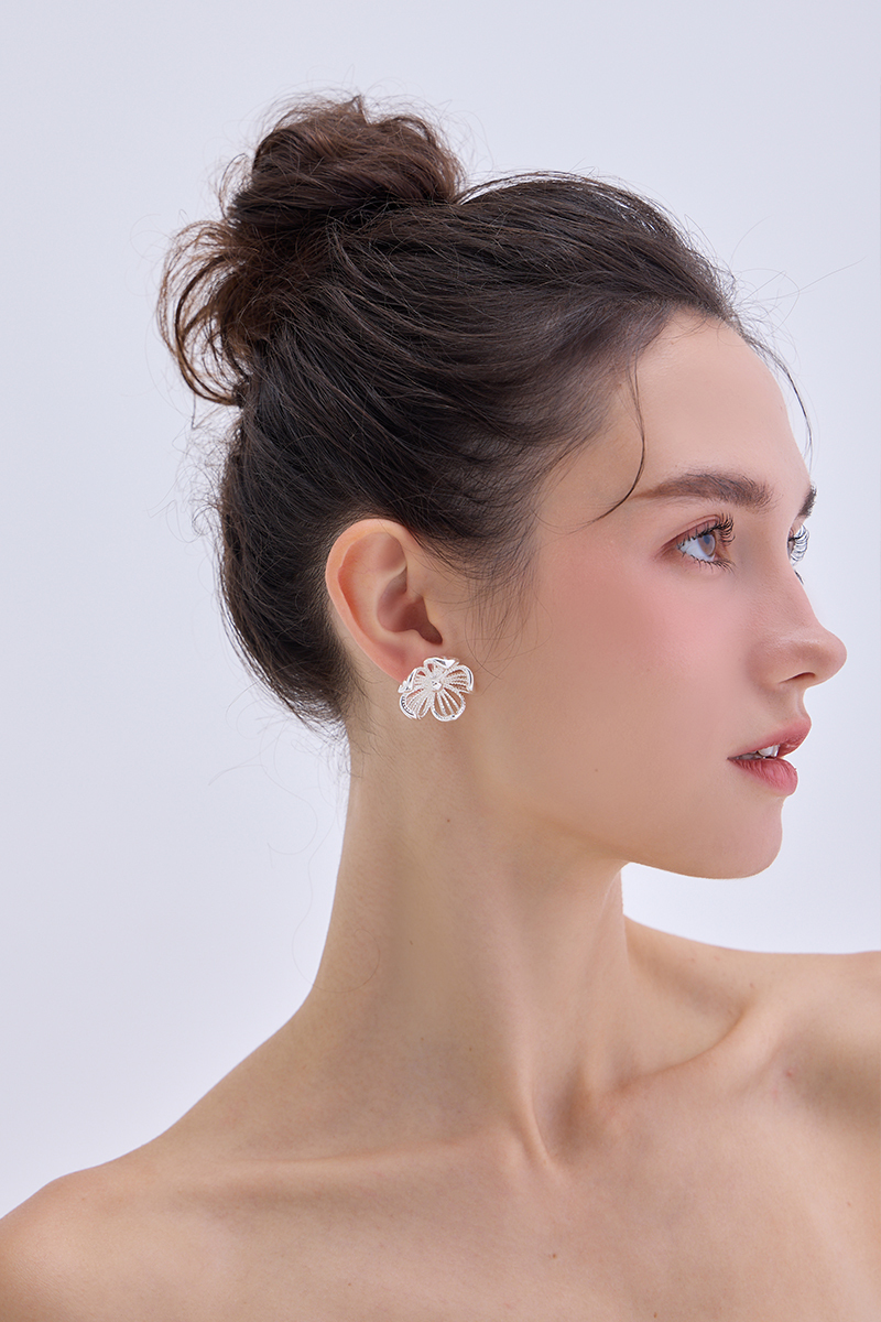 簍空線形花朵。針式耳環