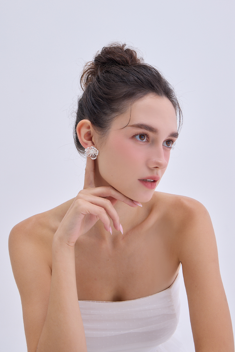 簍空線形花朵。針式耳環