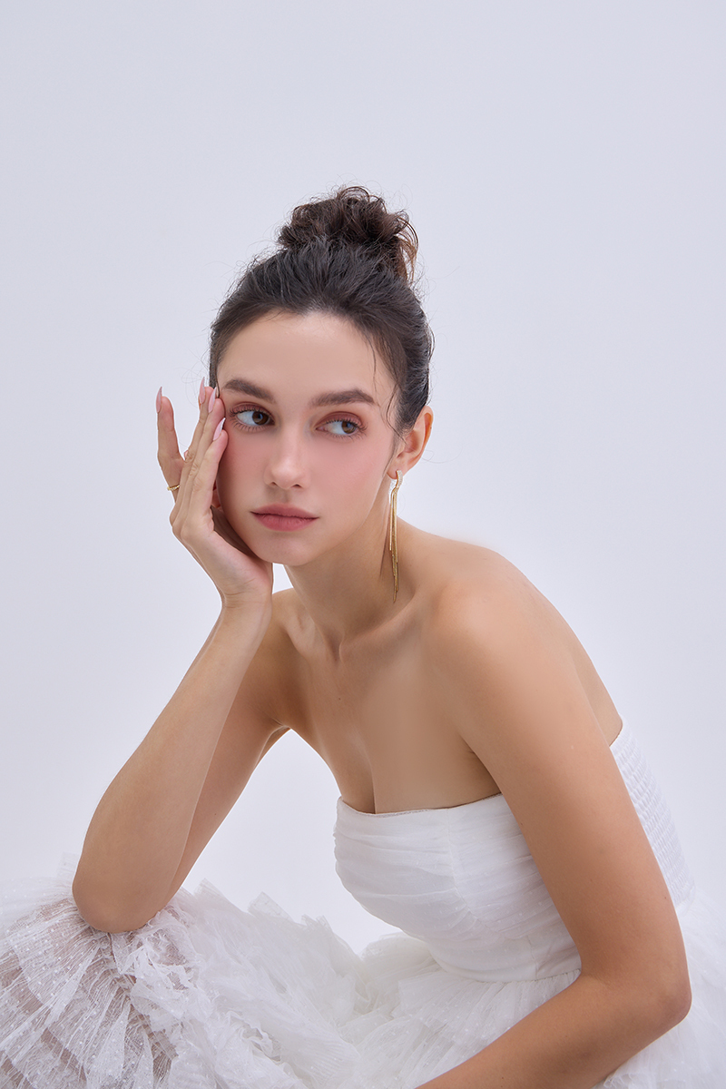 鑲鑽金色流蘇。針式耳環