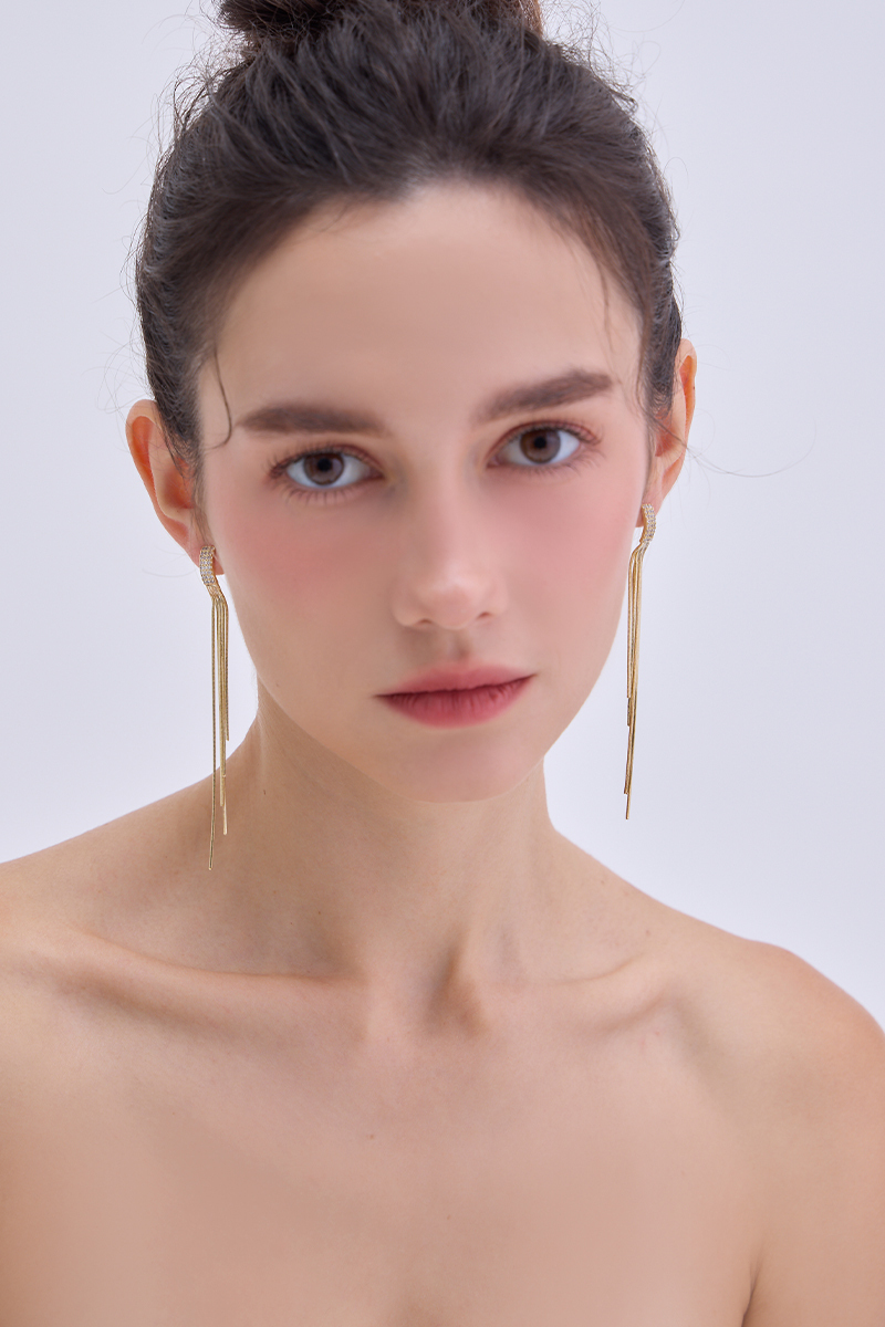 鑲鑽金色流蘇。針式耳環