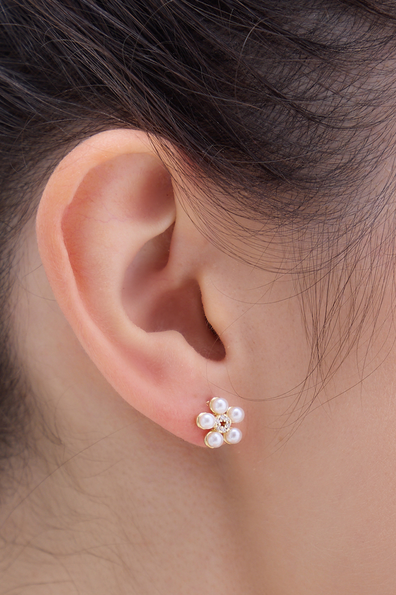 鋯石花心珍珠。針式耳環