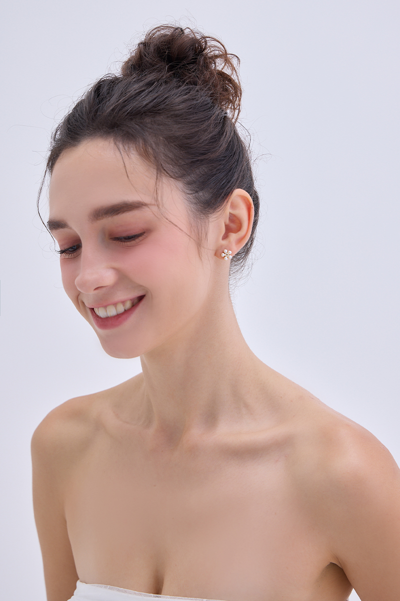 鋯石花心珍珠。針式耳環