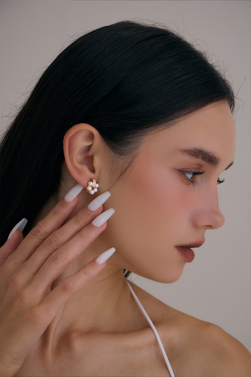 珍珠花環。夾式耳環