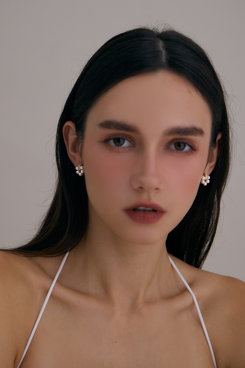 珍珠花環。夾式耳環