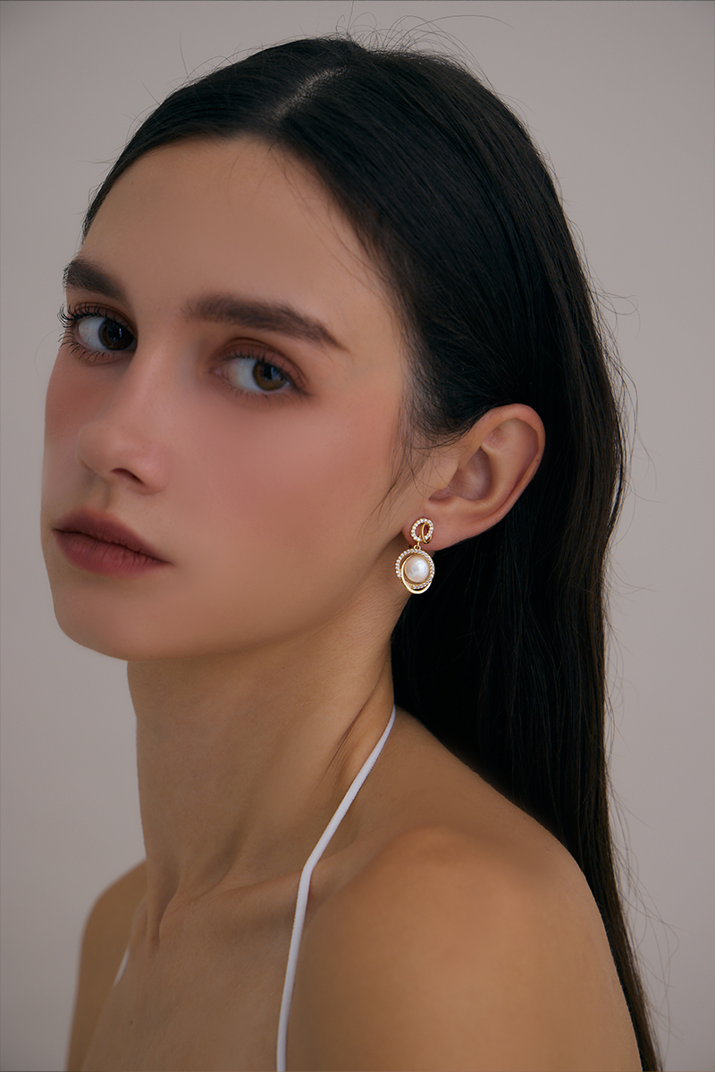 不對稱鑽圈珍珠。夾式耳環