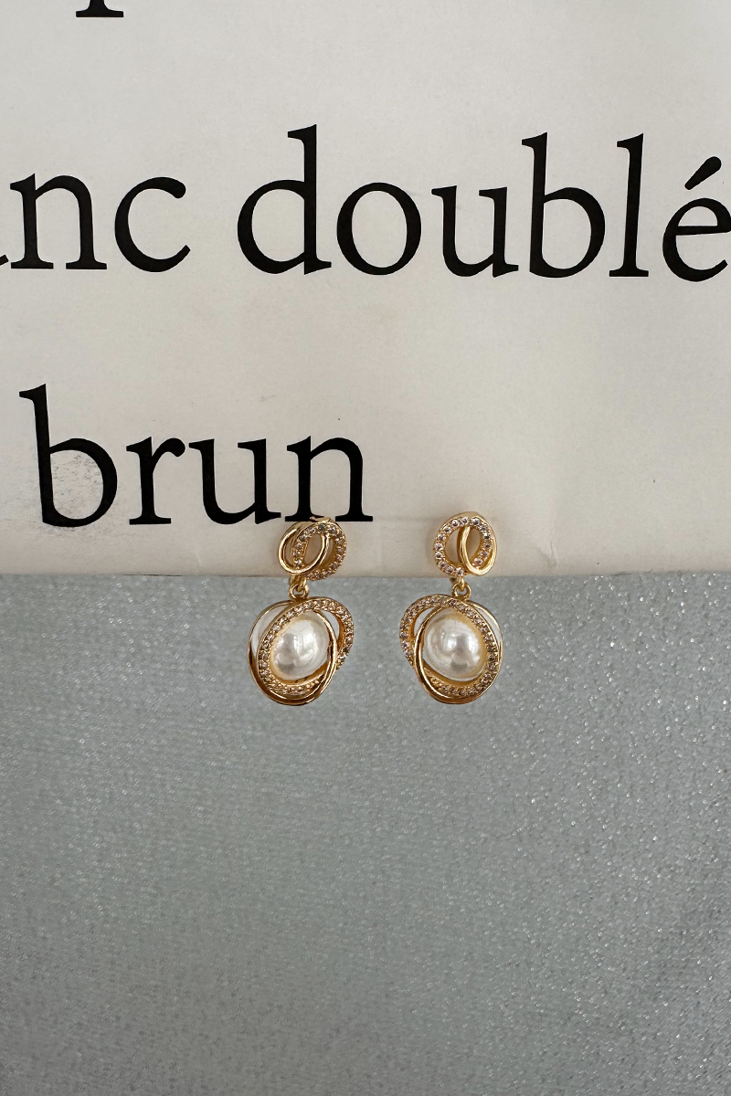 不對稱鑽圈珍珠。夾式耳環