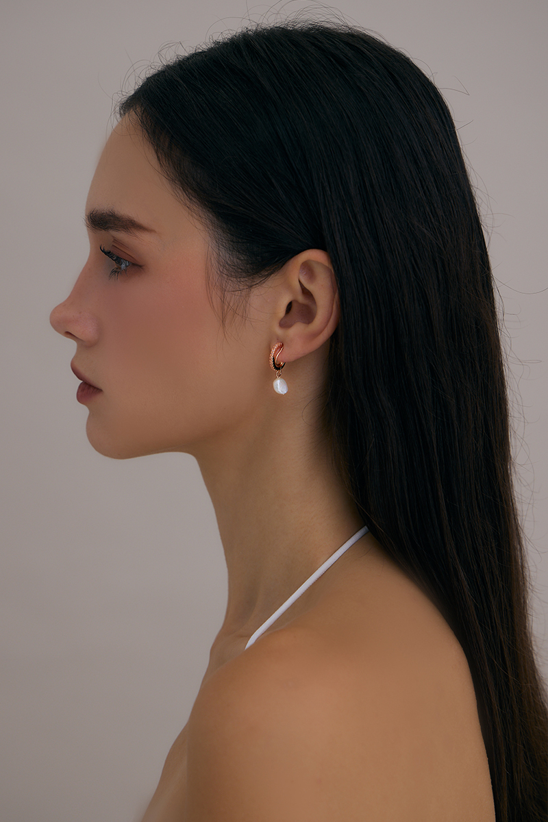 單吊珍珠鋯石。夾式耳環