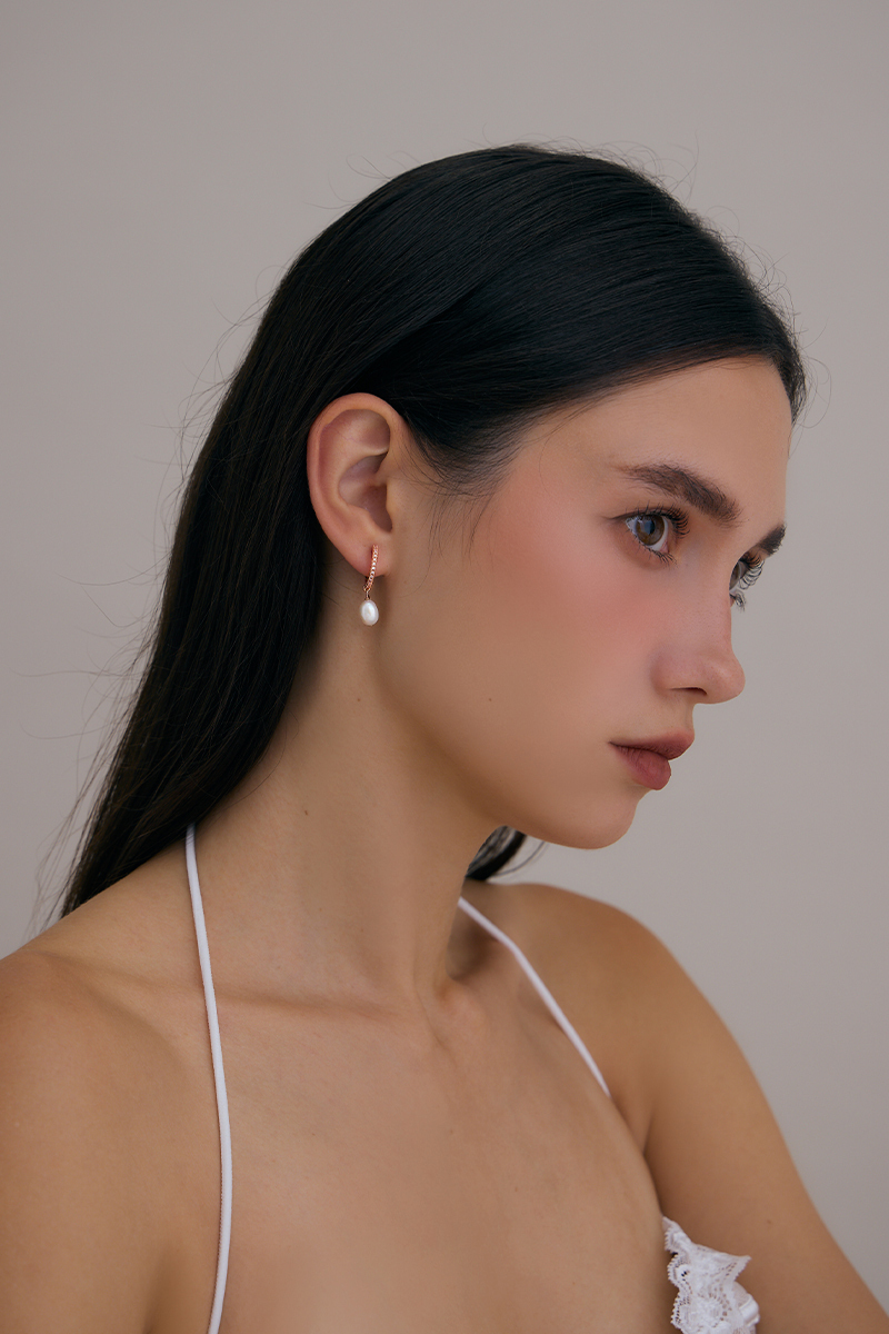 單吊珍珠鋯石。夾式耳環