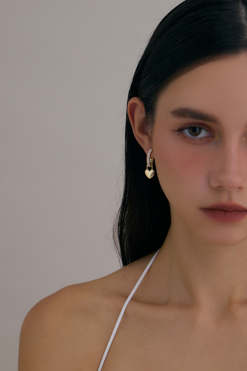 愛心鋯石鍊形。針式耳環