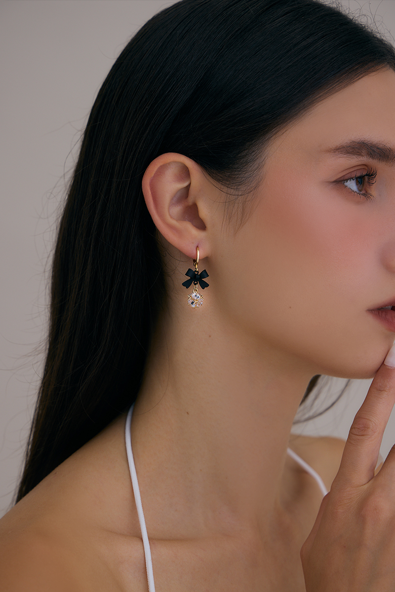 低奢黑色蝴蝶結。針式耳環(黑)