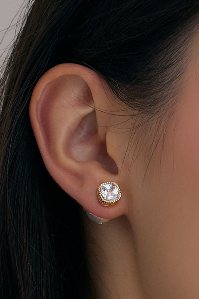 鋯石珍珠兩帶。銀針耳環