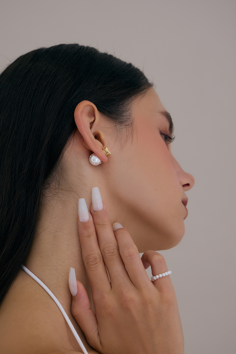 鋯石珍珠兩帶。銀針耳環