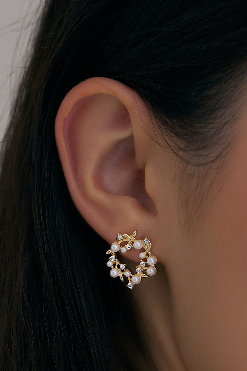 珍珠鑽石花環。銀針耳環