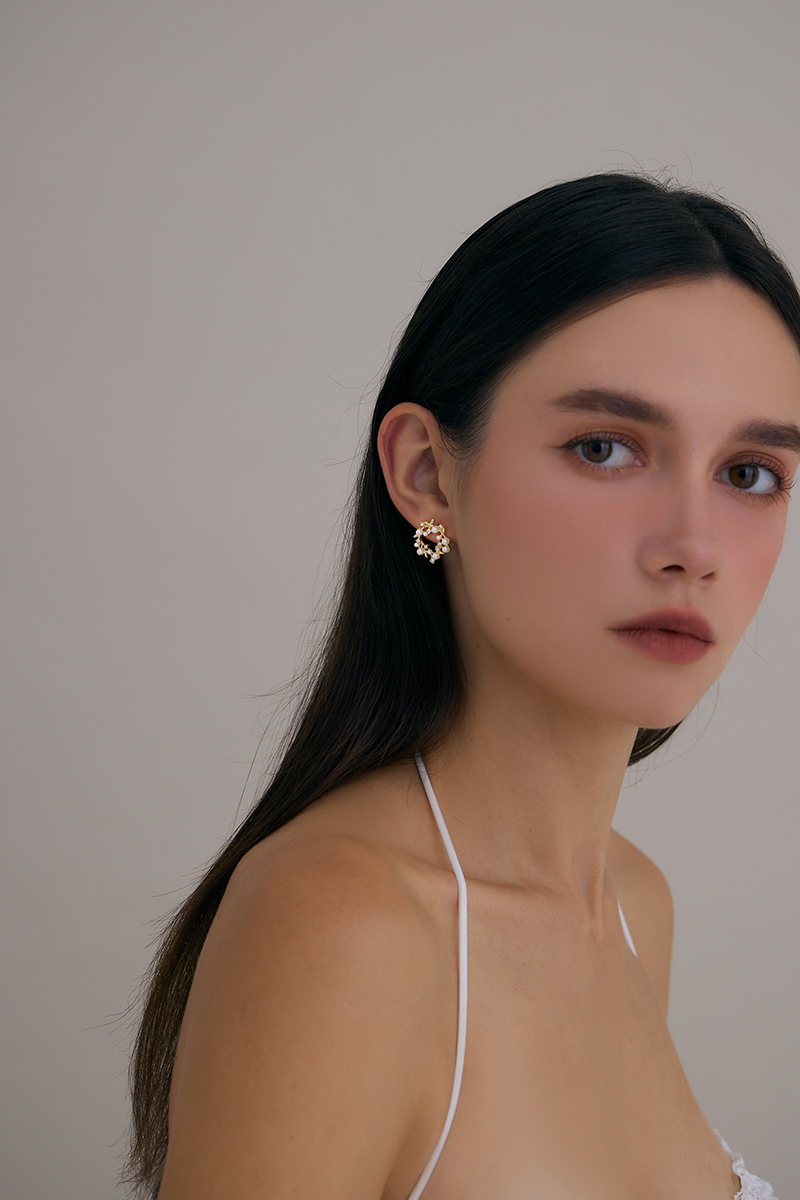 珍珠鑽石花環。銀針耳環