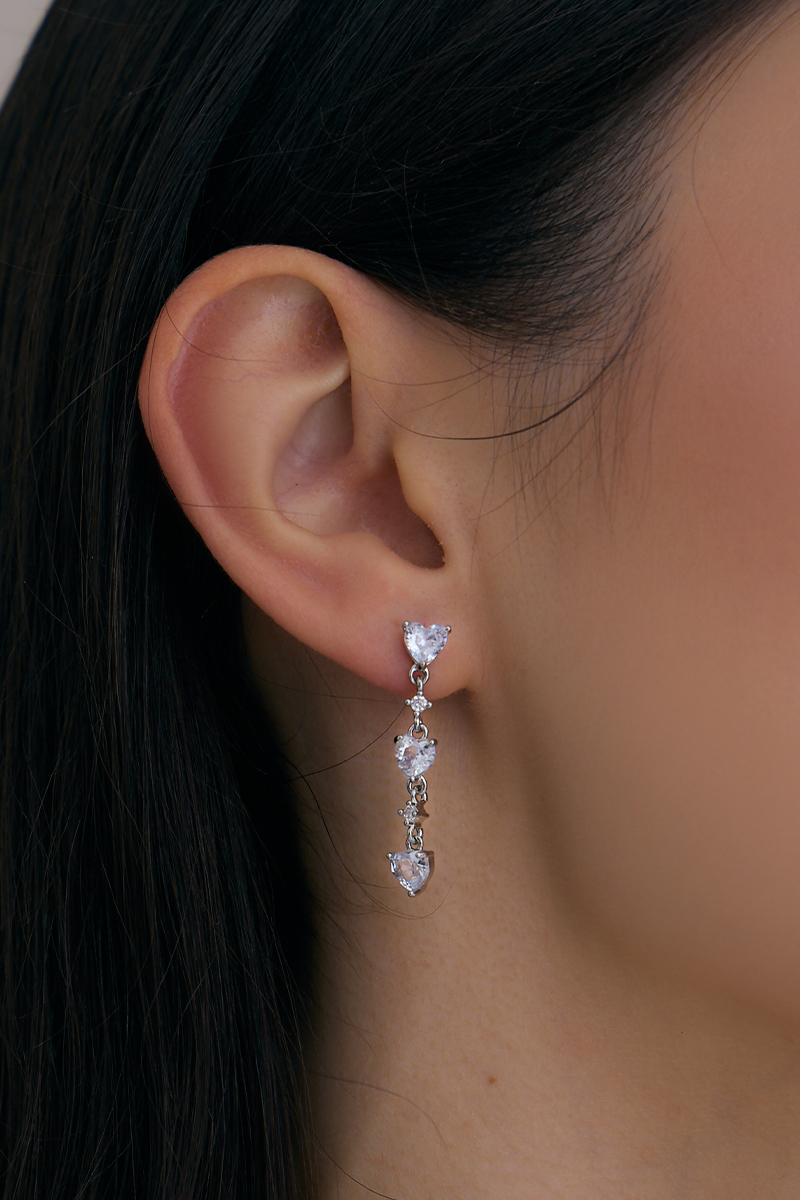 垂墜愛心鑽石。銀針耳環