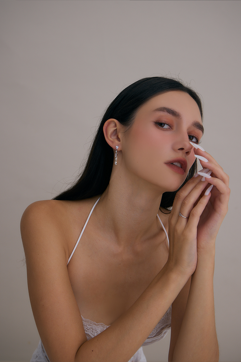 垂墜愛心鑽石。銀針耳環