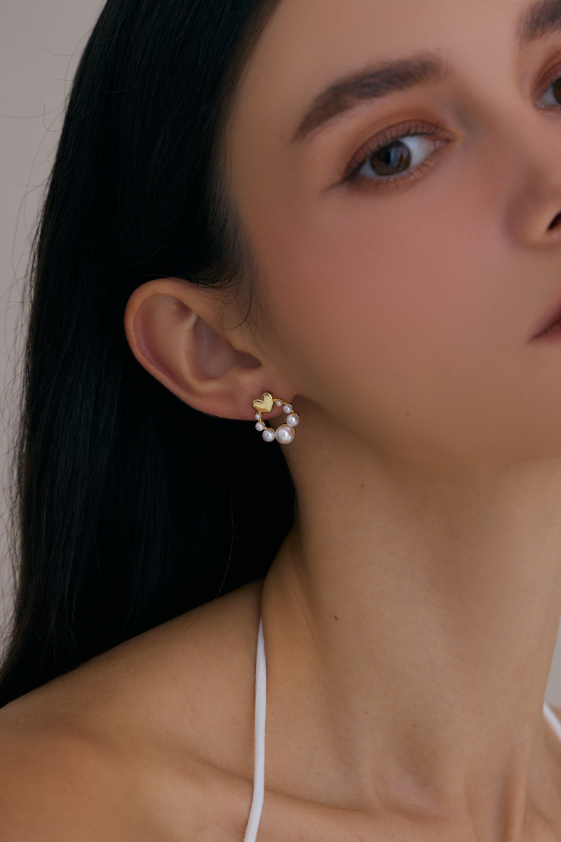 環形愛心珍珠。銀針耳環