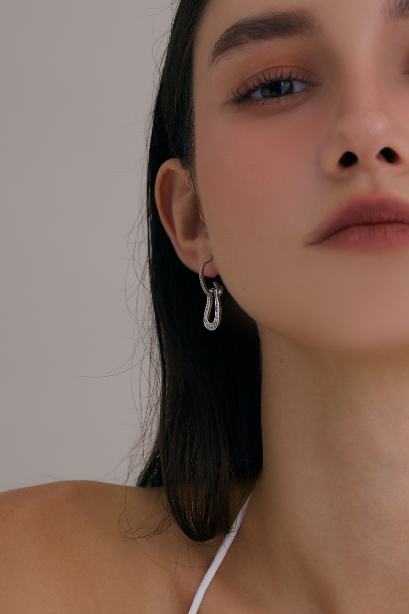 簡約璀璨。針式耳環